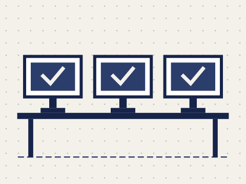 Ilustração de três computadores sobre uma mesa, todos com sinal de confirmado na tela.